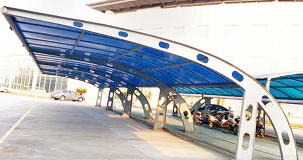 成都PTFE膜結構停車棚：愛車之家，安全?？?></p>

<p>成都PTFE膜結構停車棚廣泛應用于各類場所，無論是住宅小區、商業中心、辦公樓還是學校，都能看到它的身影。它不僅提供了安全的停車空間，還因其獨特的造型和多樣的顏色選擇，成為城市景觀的一部分，增添了一份現代與美感。</p>

<p>眾多品牌中，廣東中材的產品尤為突出。其價格優惠，型號齊全，能滿足不同客戶的需求。更重要的是，廣東中材選用的都是國內外知名膜材，品質有保障，讓人放心。從設計到加工再到安裝，每一步都精益求精，更有完善的售后服務體系，讓客戶無后顧之憂。</p>

<p style="text-align:center"><img width="100%" src="../mypic/38e/8517b/403f00fd.jpg" / alt=